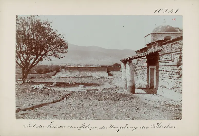 Teil der Ruinen von Mitla in der Umgebung der Kirche