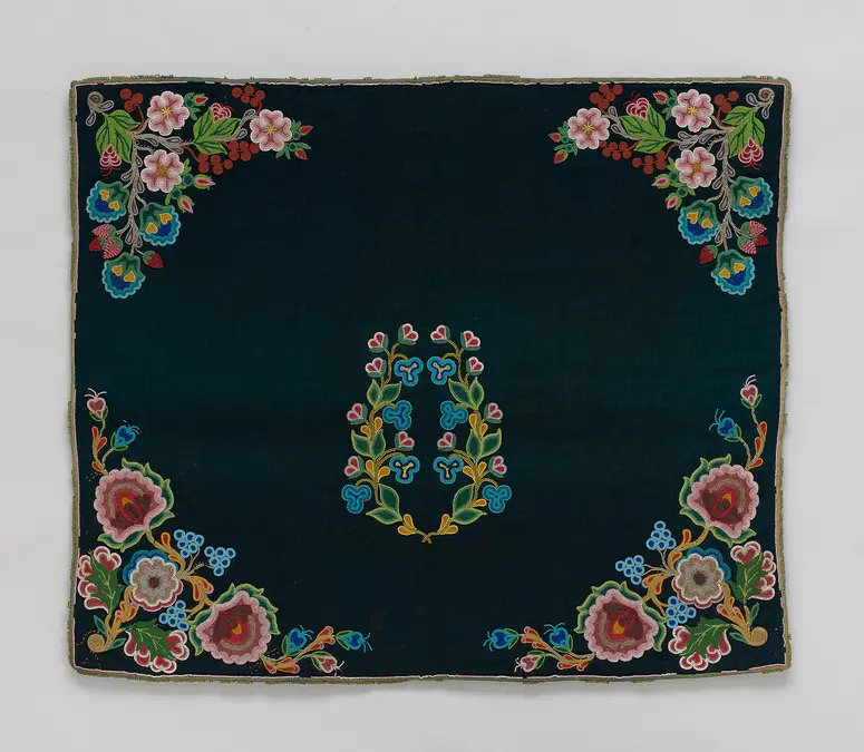 Umhang mit Blumendekor