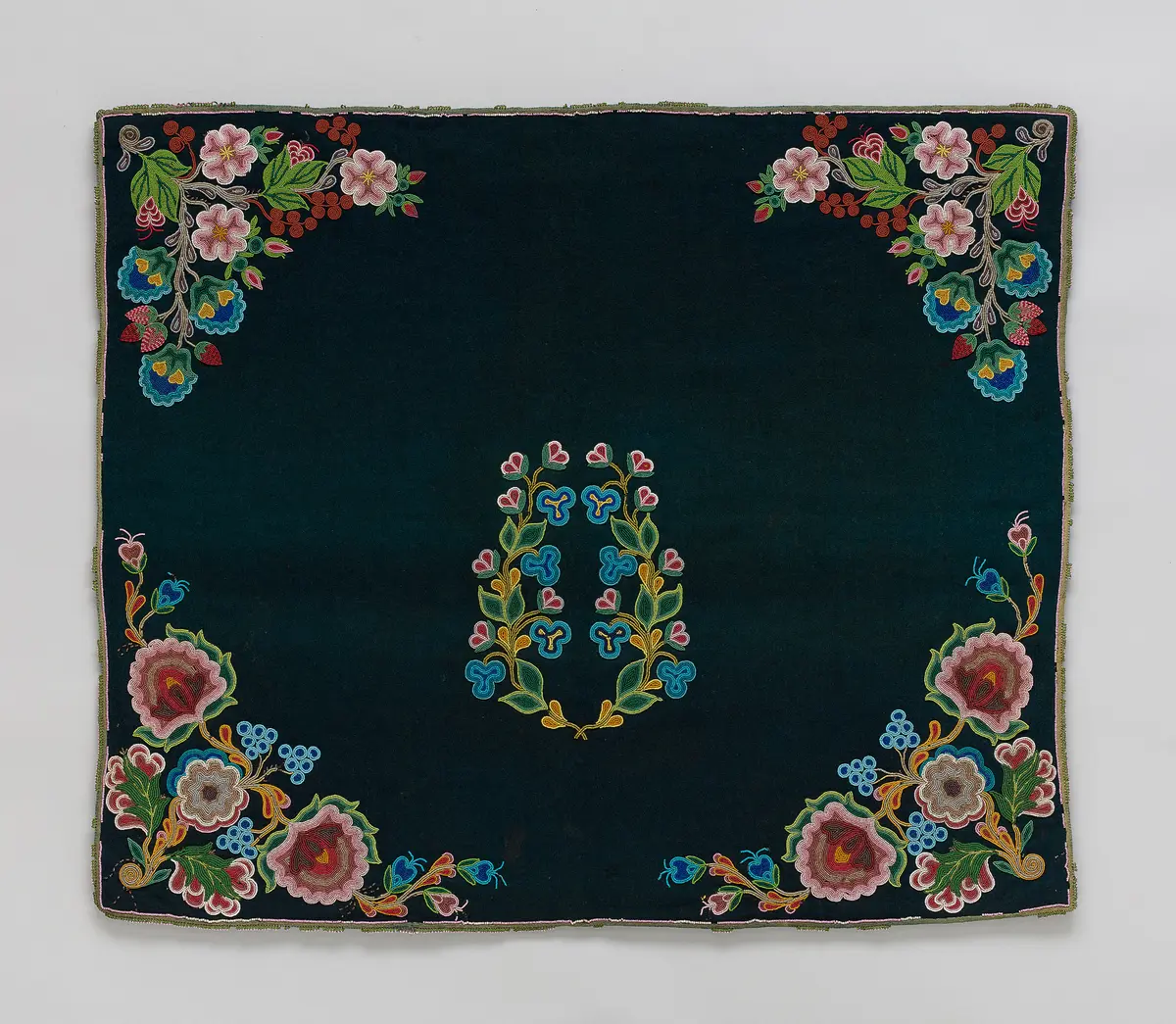 Umhang mit Blumendekor