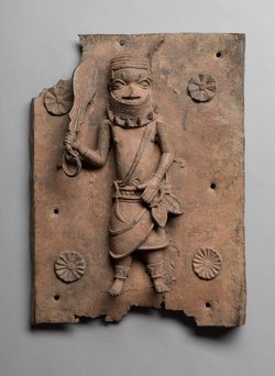 Reliefplatte: Würdenträger mit Eben-Schwert