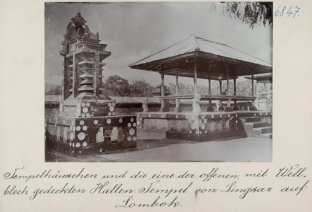 Tempelhäuschen und die eine der offenen, mit Wellblech gedeckten Hallen. Tempel von Lingsar auf Lombok