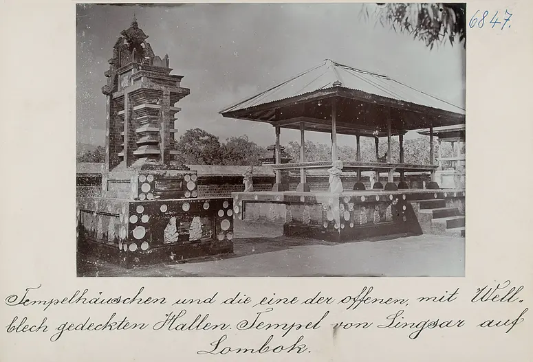 Tempelhäuschen und die eine der offenen, mit Wellblech gedeckten Hallen. Tempel von Lingsar auf Lombok