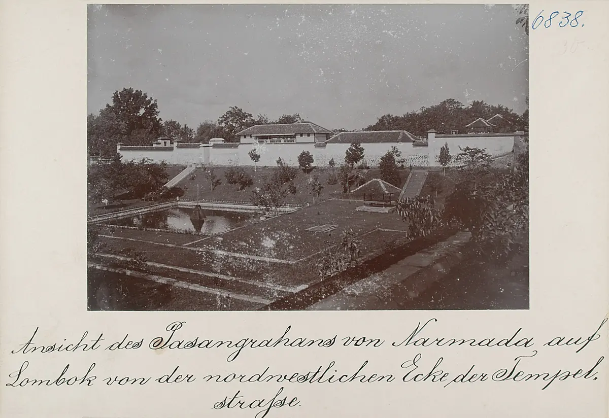 Ansicht des Pasangrahans von Narmada auf Lombok von der nordwestlichen Ecke der Tempelstrasse