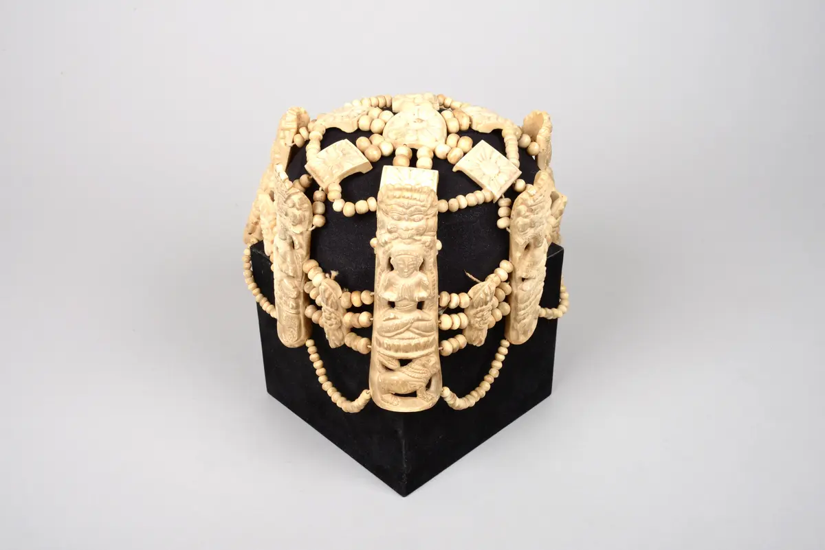 Knochenschmuck (tib.: rus rgyan)