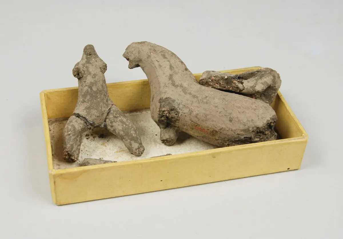 Lehmfiguren: Pferd, Sattel, Reiter