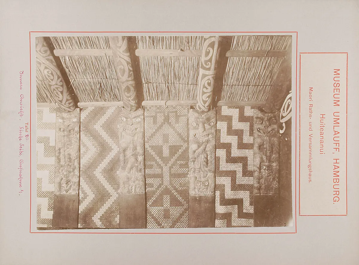 Museum Umlauff, Hamburg. Huiteananui, Maori Raths- und Versammlungshaus: Tafel 20. Innere Ansicht, Linke Seite, Aufnahme 4