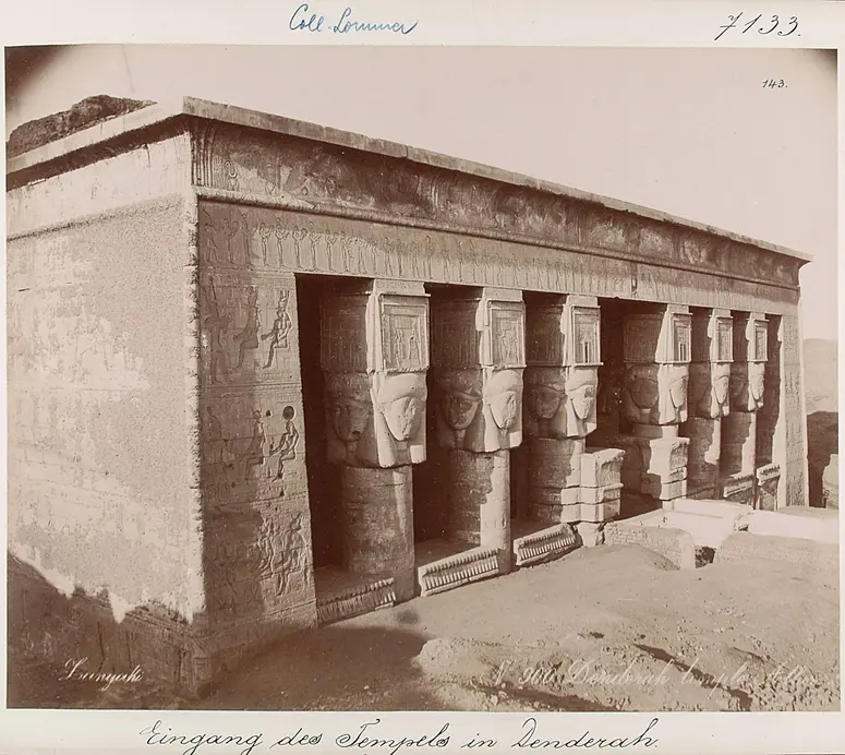 Eingang des Hathor Tempels in Denderah