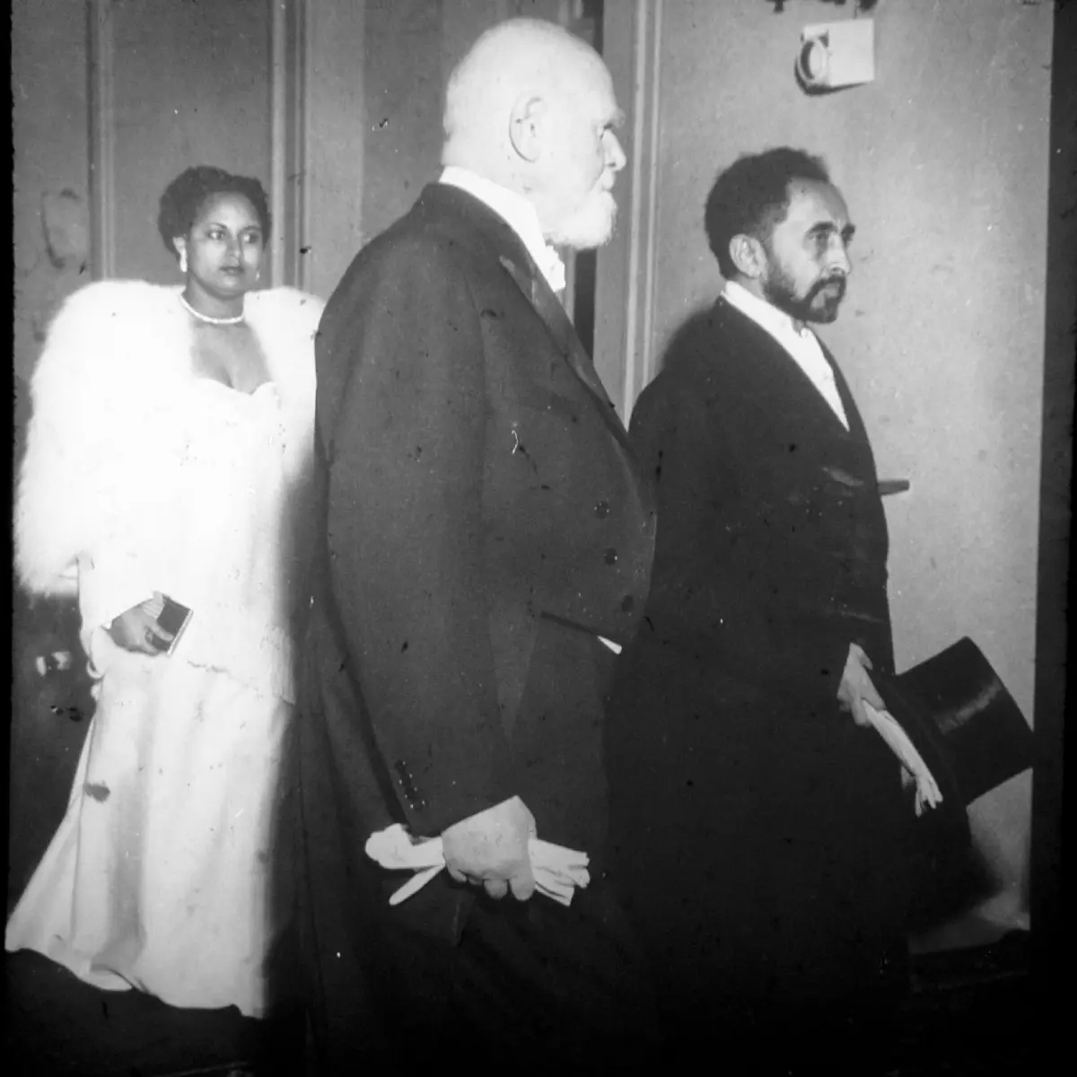 Bundespräsident Theodor Körner mit dem äthiopischen Kaiser Haile Selassie und Kaiserin Menen bei einem Empfang im Palais Auersperg in Wien