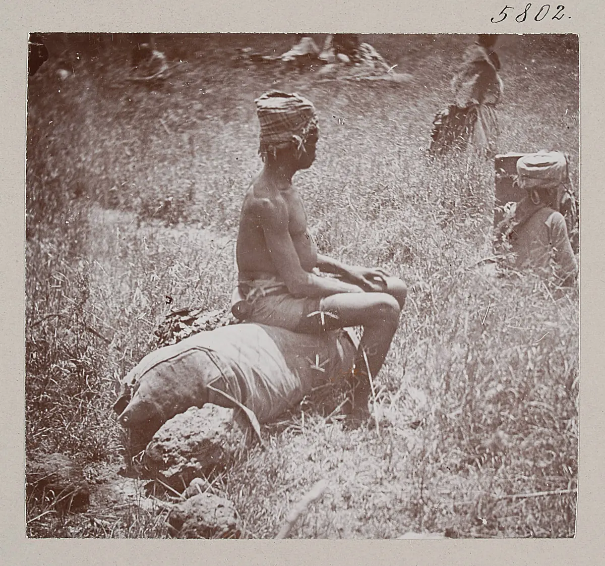 Rast auf dem Wege durch die Sawanne; Njamwesi-Träger