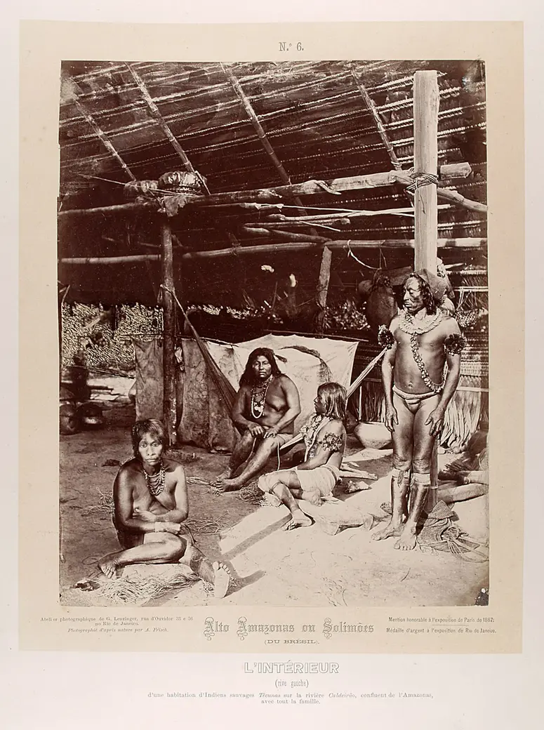 Innenraum einer Malocca mit einer Gruppe von vier Indianern