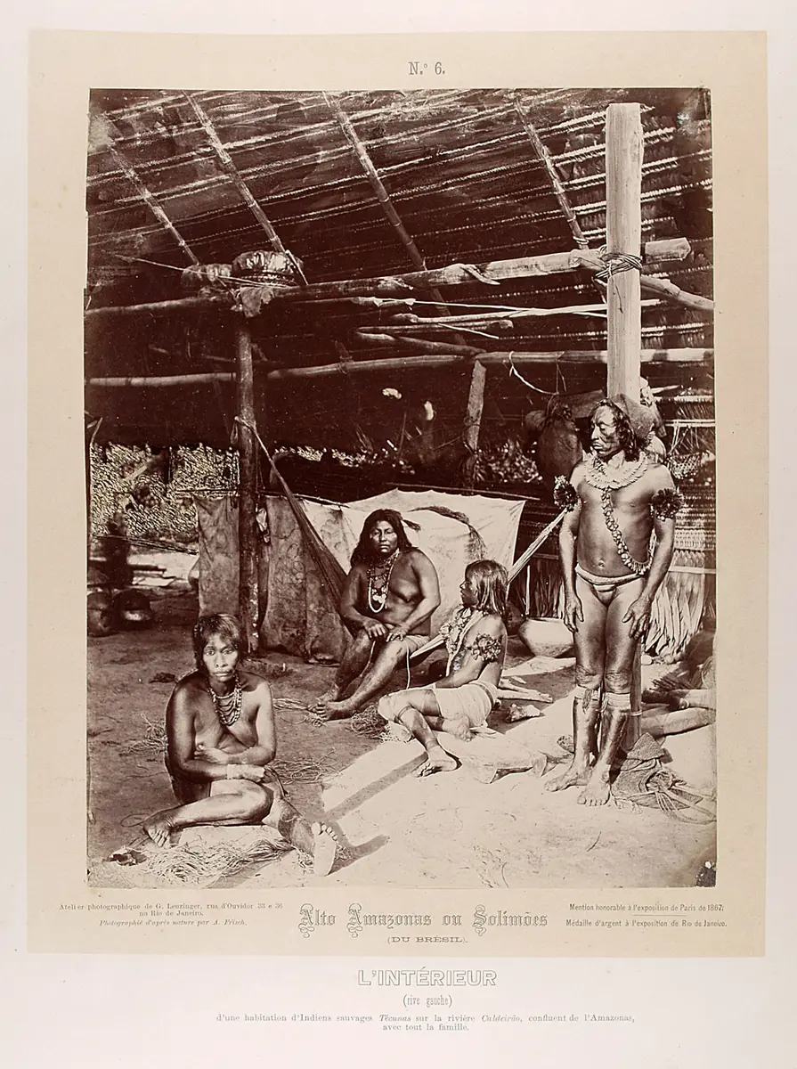 Innenraum einer Malocca mit einer Gruppe von vier Indianern