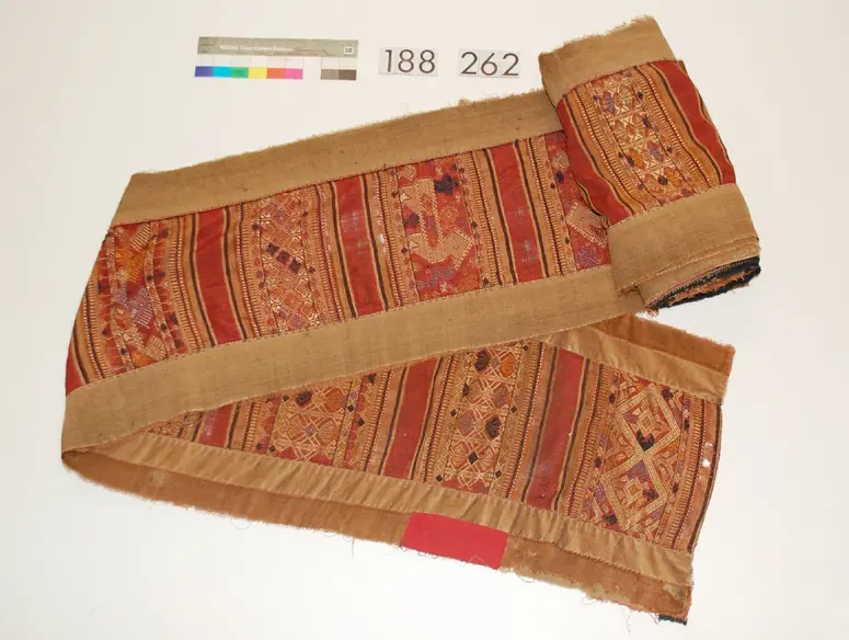 Eingefasster Zierstreifen (Fragment ?)