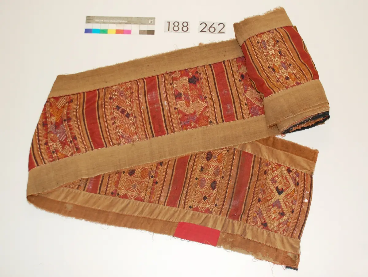 Eingefasster Zierstreifen (Fragment ?)