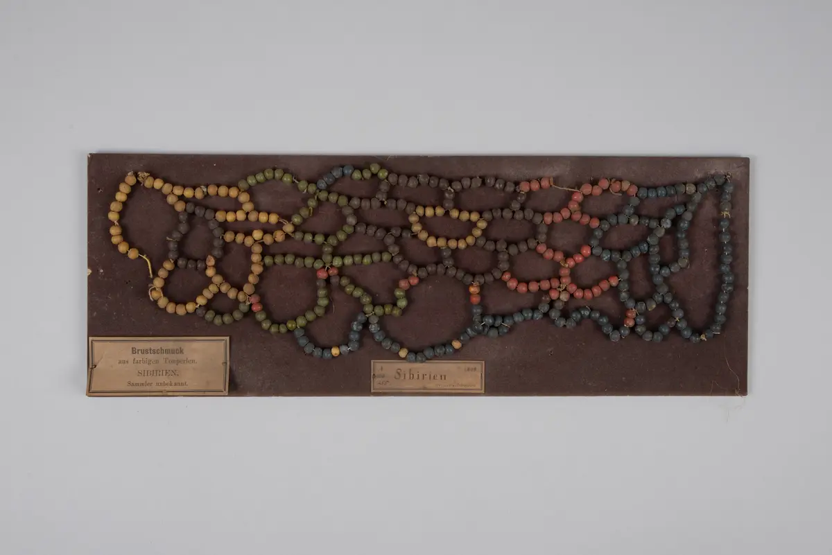 Brustschmuck m. farbigen Perlen