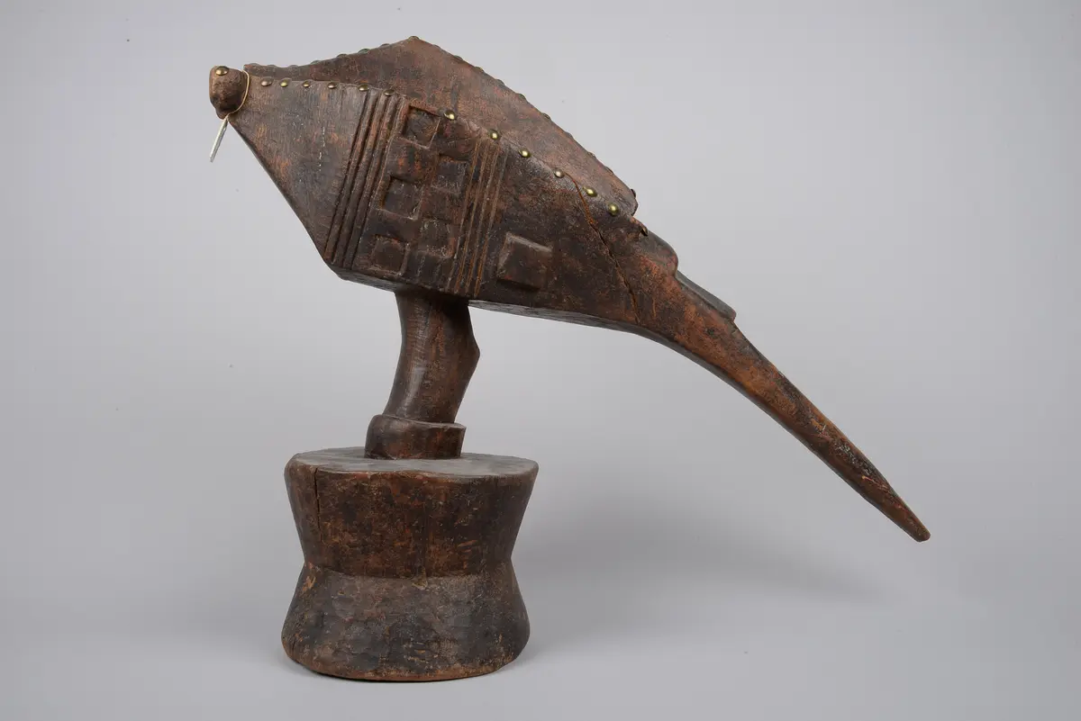 Figur eines Vogelkopfes
