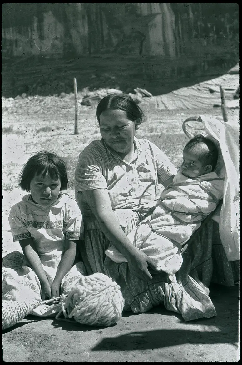 Navajo-Frau mit Kindern