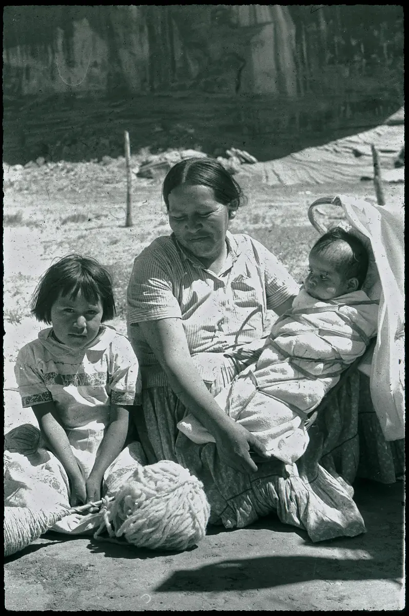 Navajo-Frau mit Kindern
