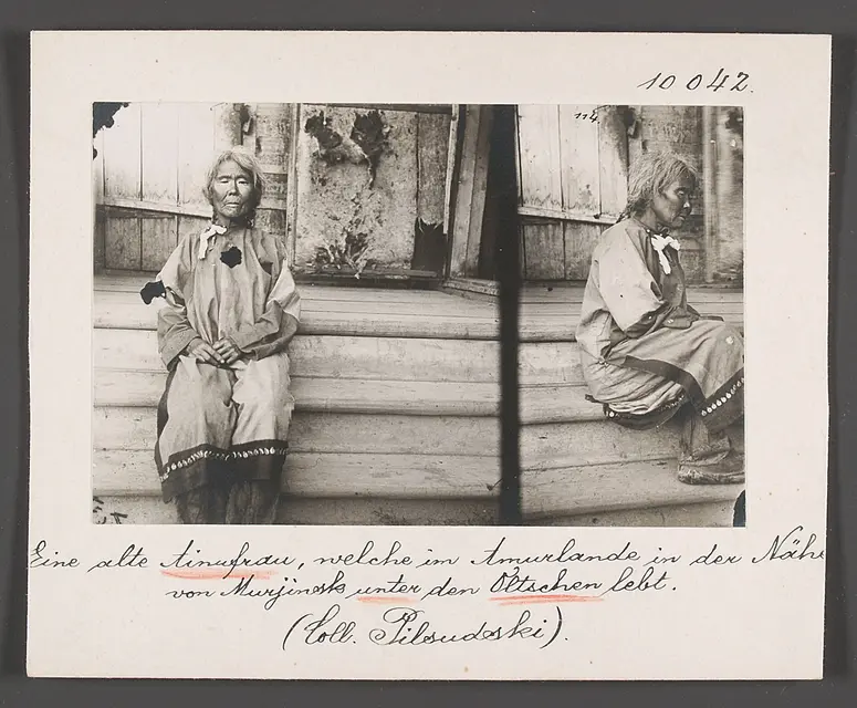Eine alte Ainufrau, die im Amurlande in der Nähe von Murjinsk unter den Oltschen lebt