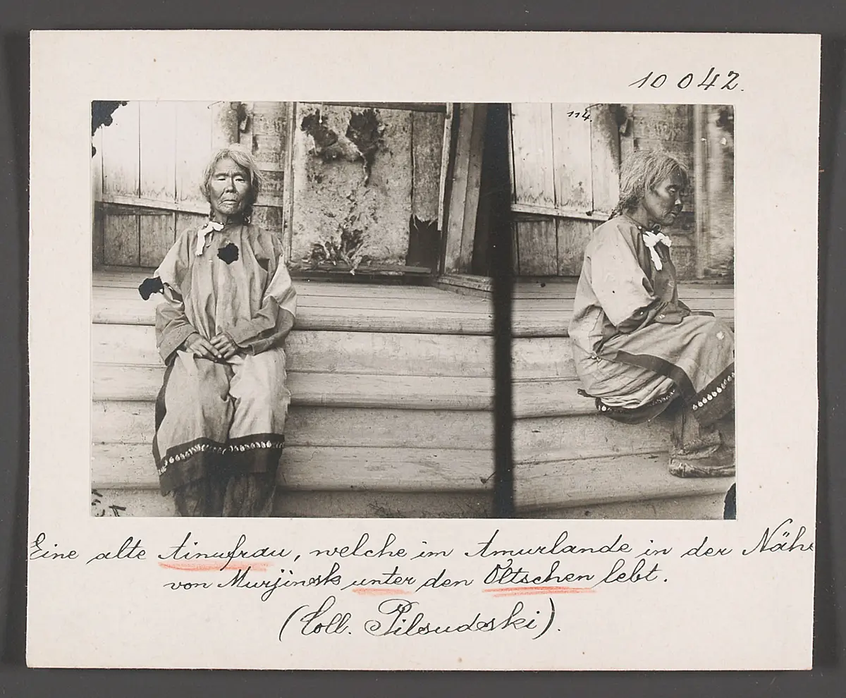 Eine alte Ainufrau, die im Amurlande in der Nähe von Murjinsk unter den Oltschen lebt