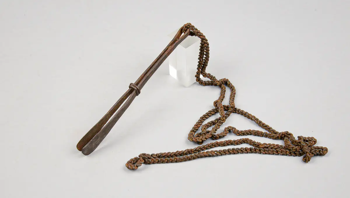 Pinzette mit Kette