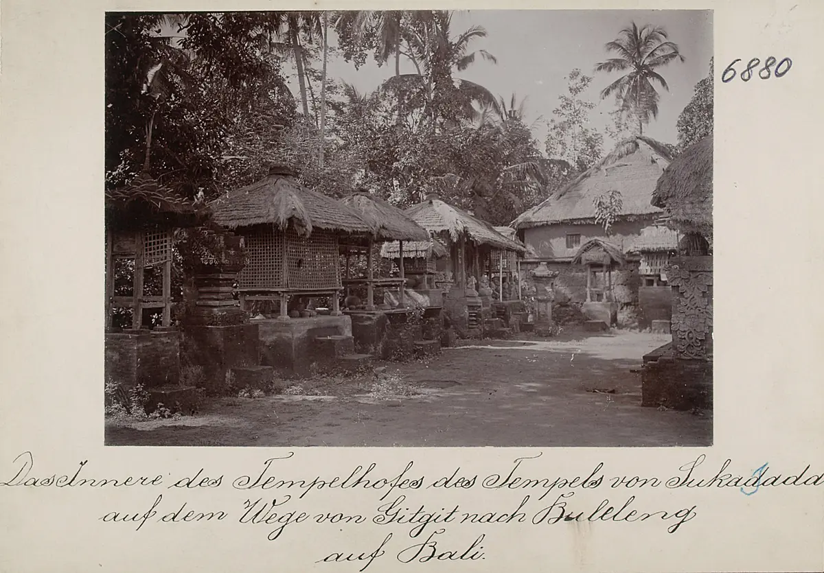 Das Innere des Tempelhofes des Tempels von Sukasada auf dem Wege von Gitgit nach Buleleng auf Bali