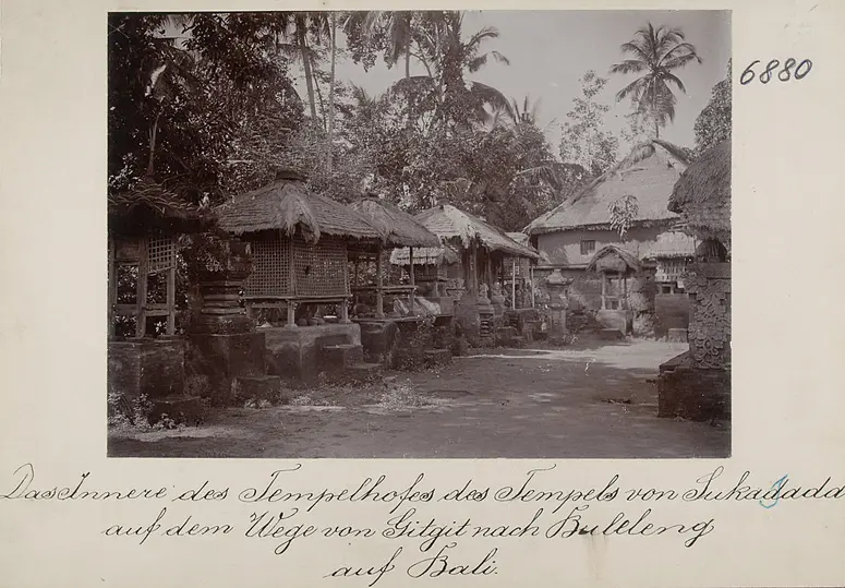 Das Innere des Tempelhofes des Tempels von Sukasada auf dem Wege von Gitgit nach Buleleng auf Bali