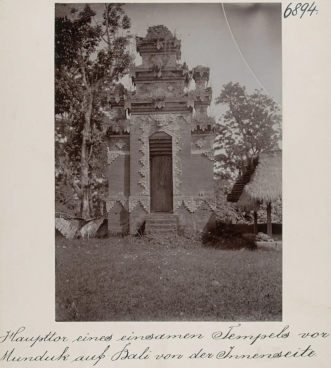 Haupttor eines einsamen Tempels vor Munduk auf Bali von der Innenseite