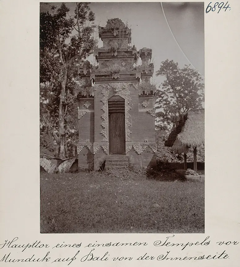 Haupttor eines einsamen Tempels vor Munduk auf Bali von der Innenseite