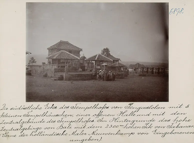 Die südöstliche Ecke des Tempelhofes von Pengastolan mit 5 kleinen Tempelhäuschen, einer offenen Halle und mit dem Zentralgebäude des Tempelhofes. Im Hintergrunde das hohe Zentralgebirge von Bali mit dem 2300 m hohen Pik von Tabanan. (Vorne der [...]