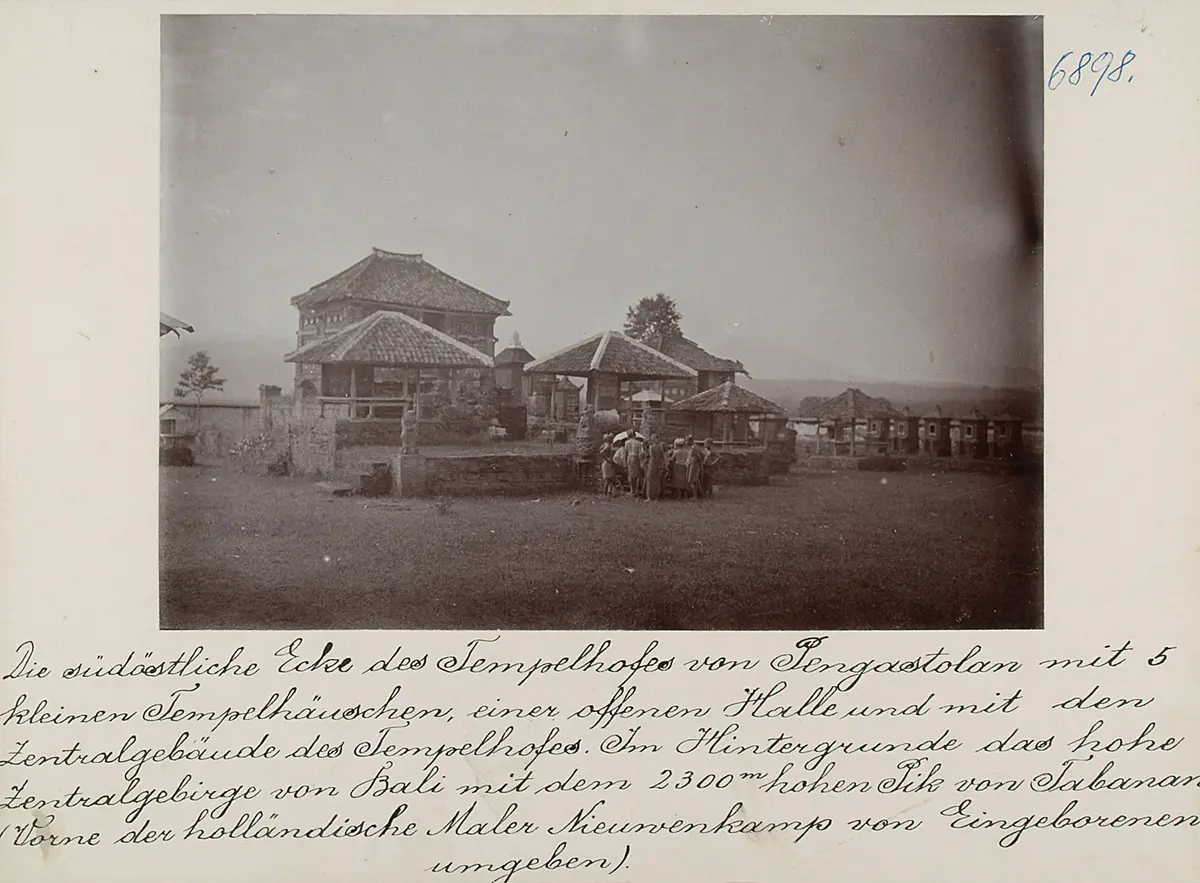 Die südöstliche Ecke des Tempelhofes von Pengastolan mit 5 kleinen Tempelhäuschen, einer offenen Halle und mit dem Zentralgebäude des Tempelhofes. Im Hintergrunde das hohe Zentralgebirge von Bali mit dem 2300 m hohen Pik von Tabanan. (Vorne der [...]