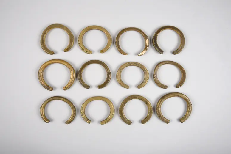 Zwölf Armbänder