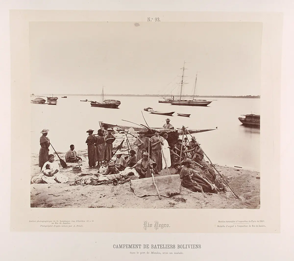 Lager bolivianischer Flußschiffer im Hafen von Manaos, Boote