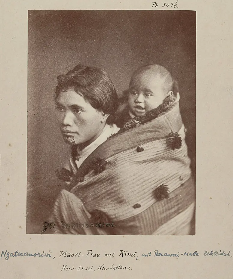 Ngateranoriwi, Maori-Frau mit Kind, mit einer Parawai bekleidet, Nordinsel