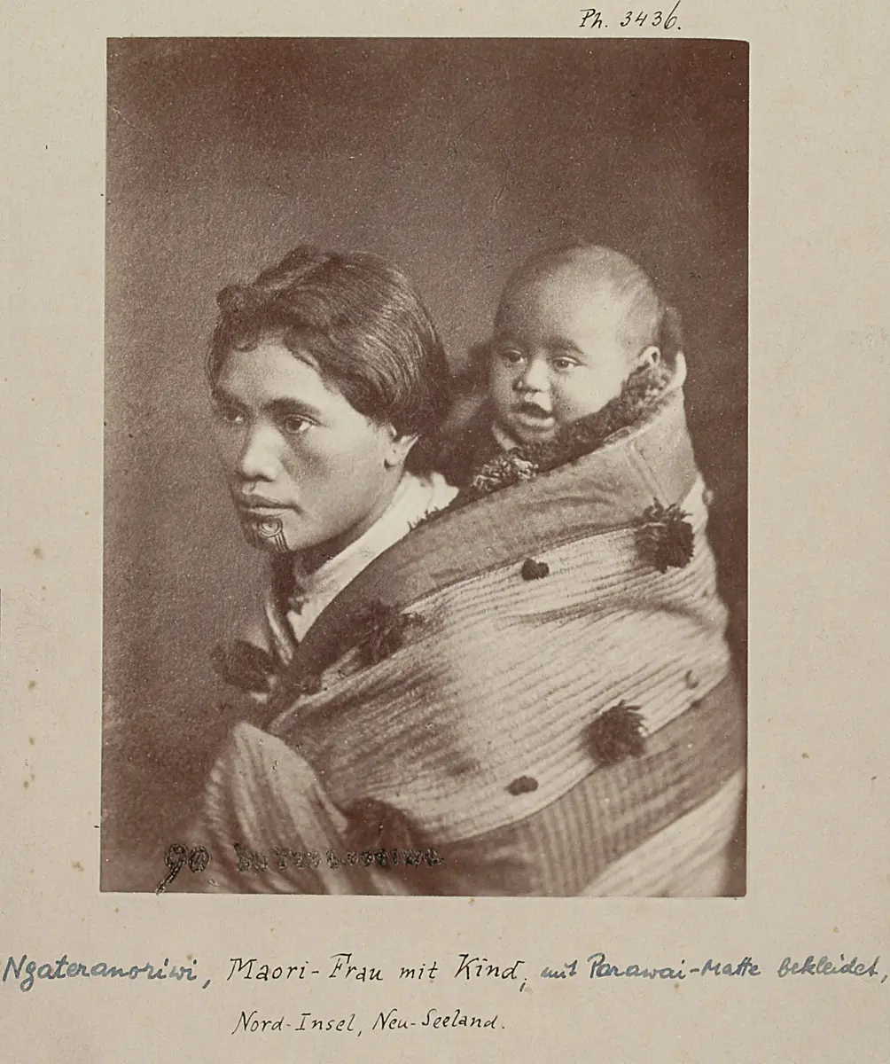 Ngateranoriwi, Maori-woman with child, clothed with a Parawai, North Island