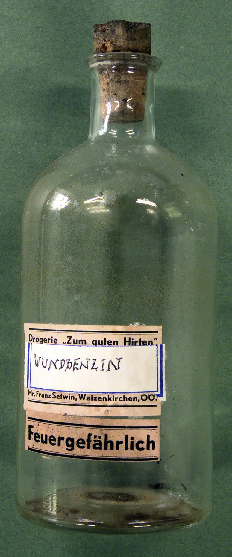 Medizinflaschche aus Glas: Wundbenzin