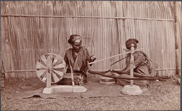 Frauen spinnen mit Spinnbehelfen