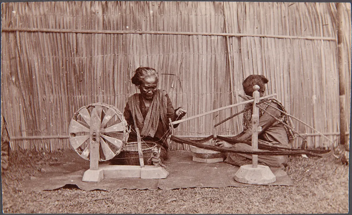 Frauen spinnen mit Spinnbehelfen