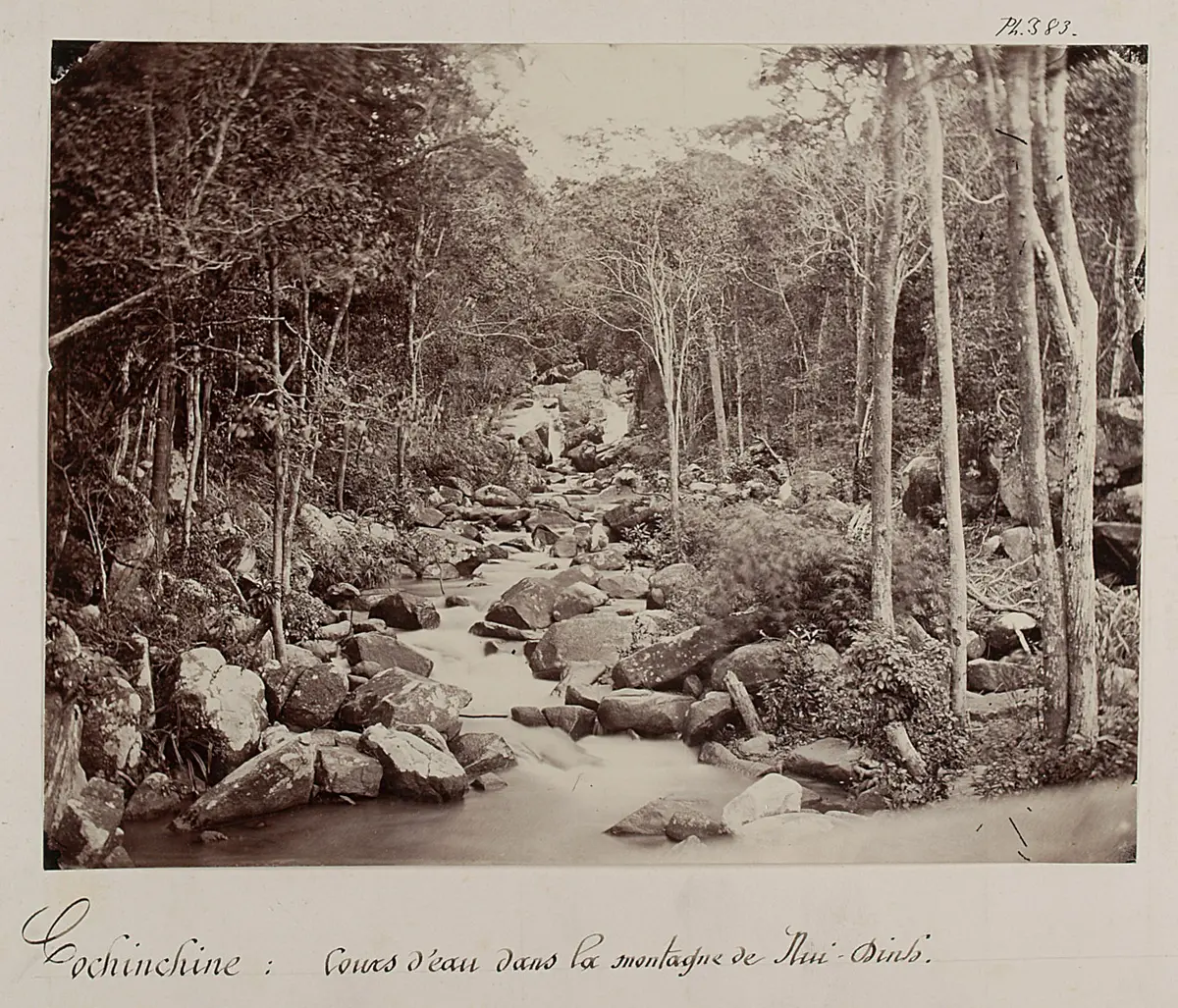 Wasserlauf im Gebirge Nui-Dinh
