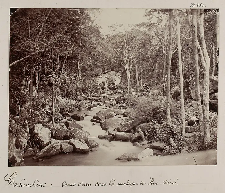 Wasserlauf im Gebirge Nui-Dinh