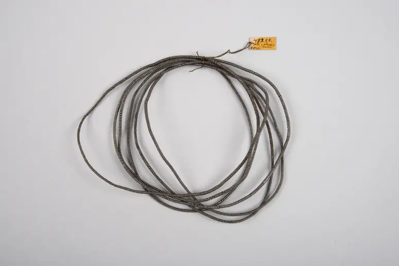Sechs Armbänder