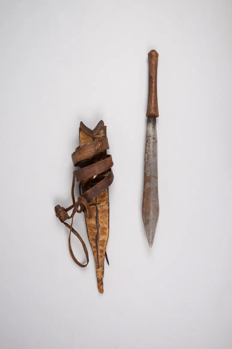 Schwertmesser mit Scheide