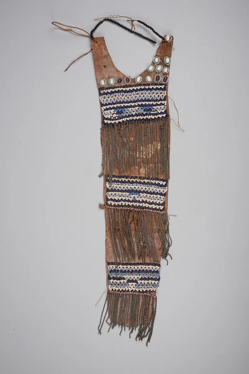 Kleidung: Oberteil/ Brustschmuck