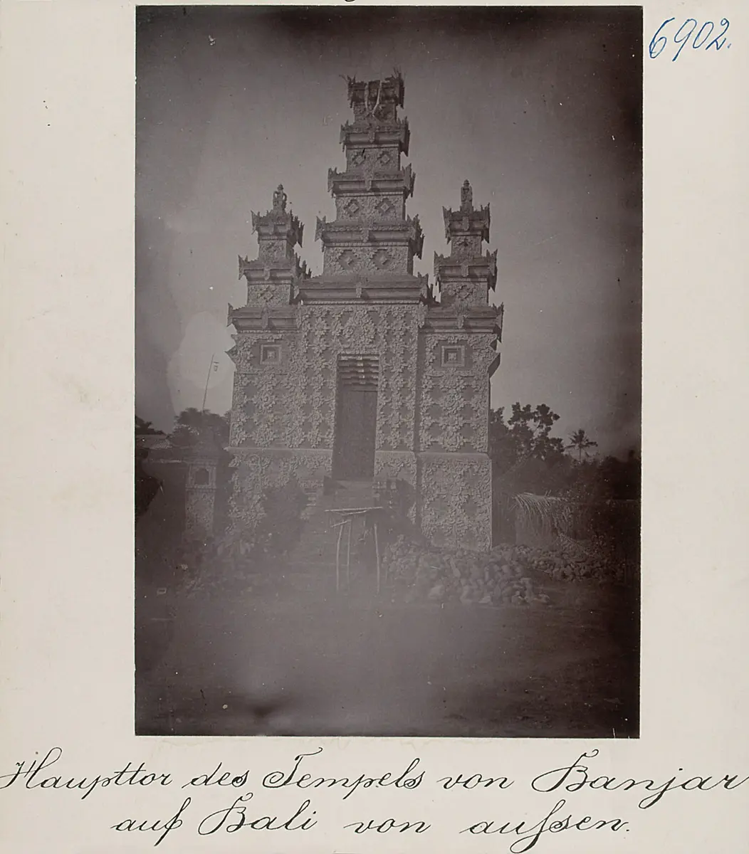 Haupttor des Tempels von Banjar auf Bali von aussen