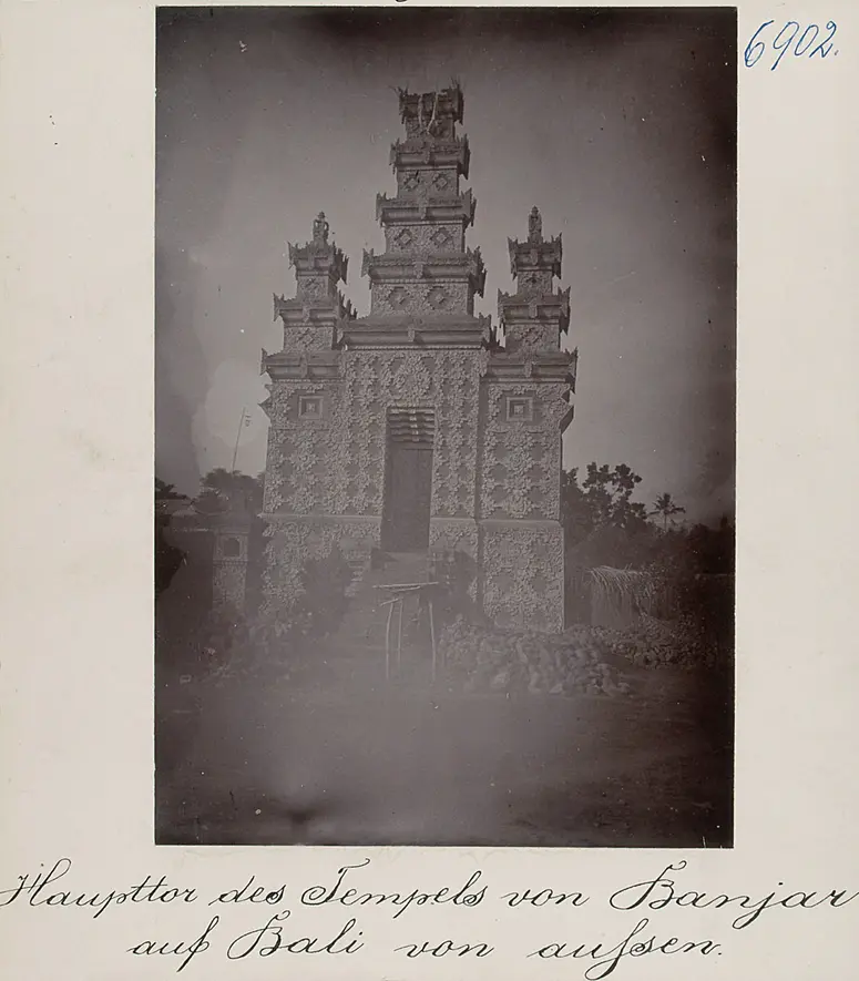 Haupttor des Tempels von Banjar auf Bali von aussen