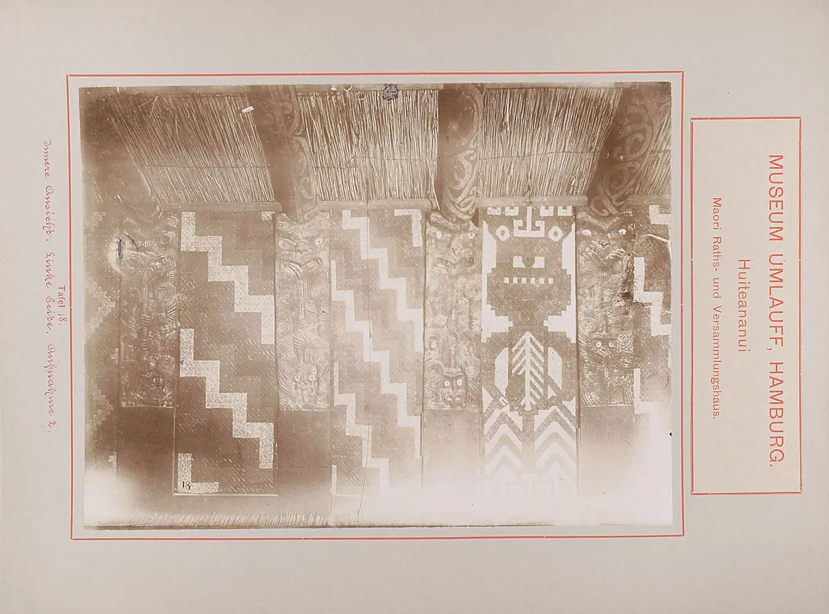Museum Umlauff, Hamburg. Huiteananui, Maori Raths- und Versammlungshaus: Tafel 18. Innere Ansicht, Linke Seite, Aufnahme 2