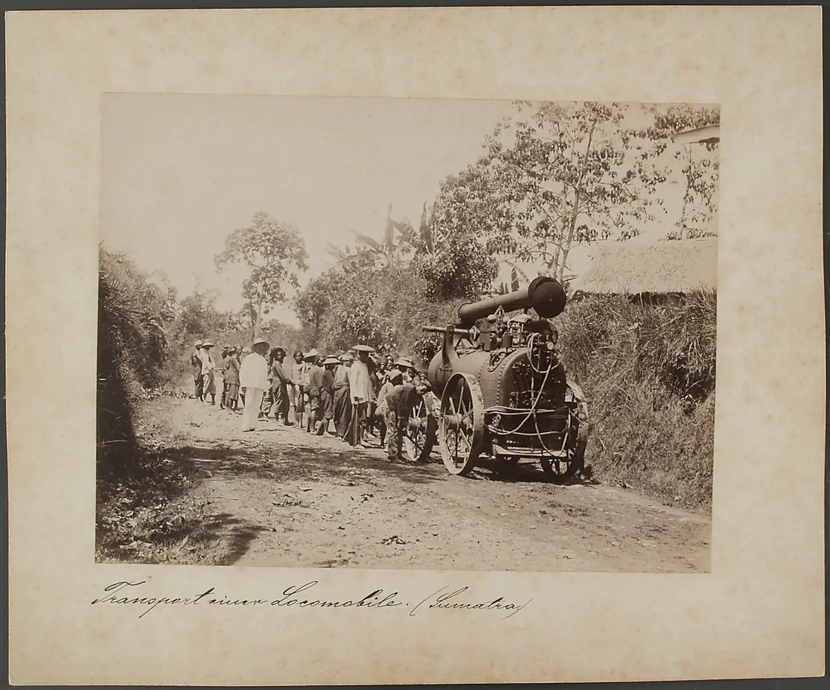 „Transport einer Locomobile (Sumatra)