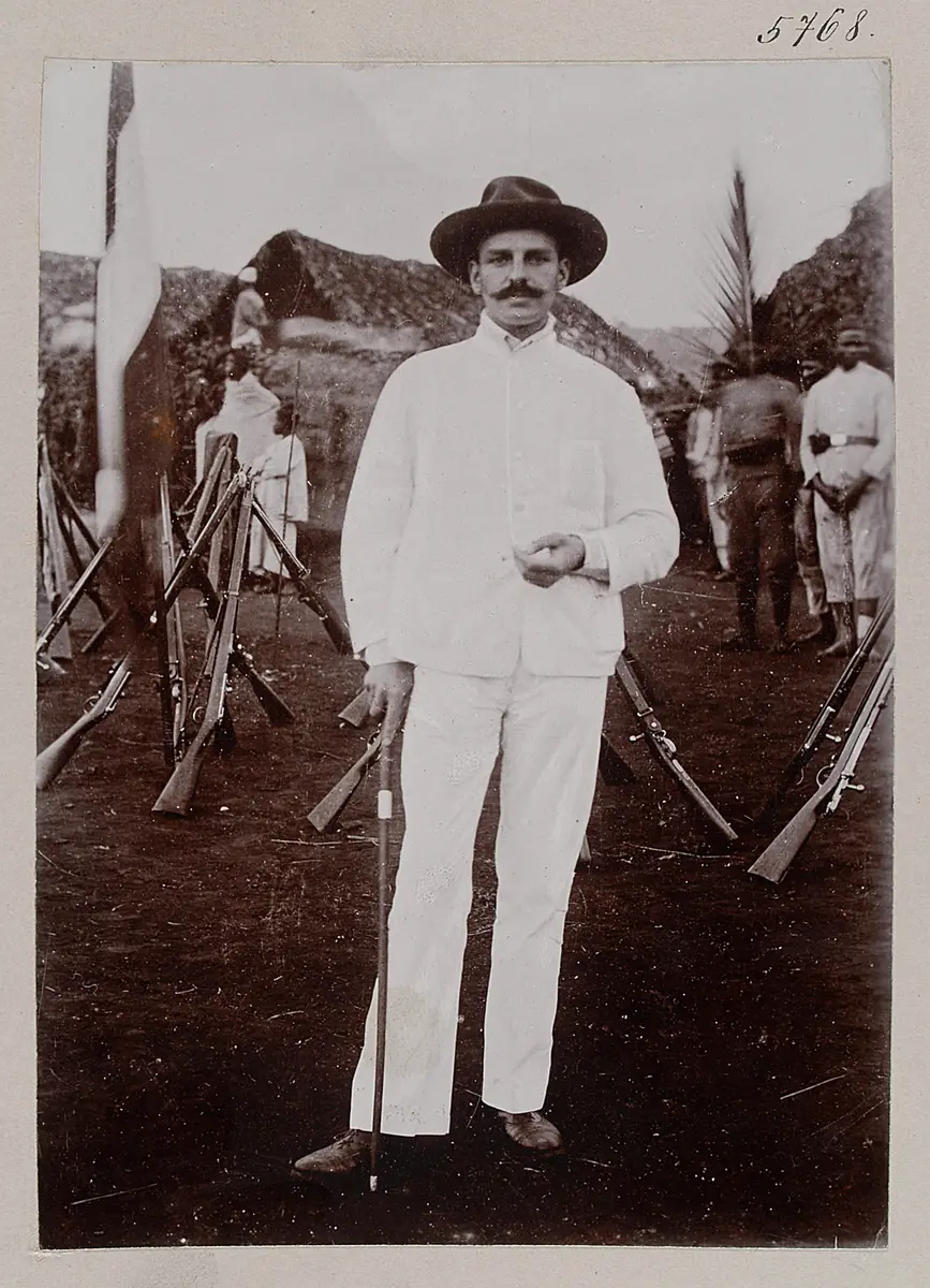 Dr. Max Schoeller in seinem Lager in Moschi (Kilimandscharo)