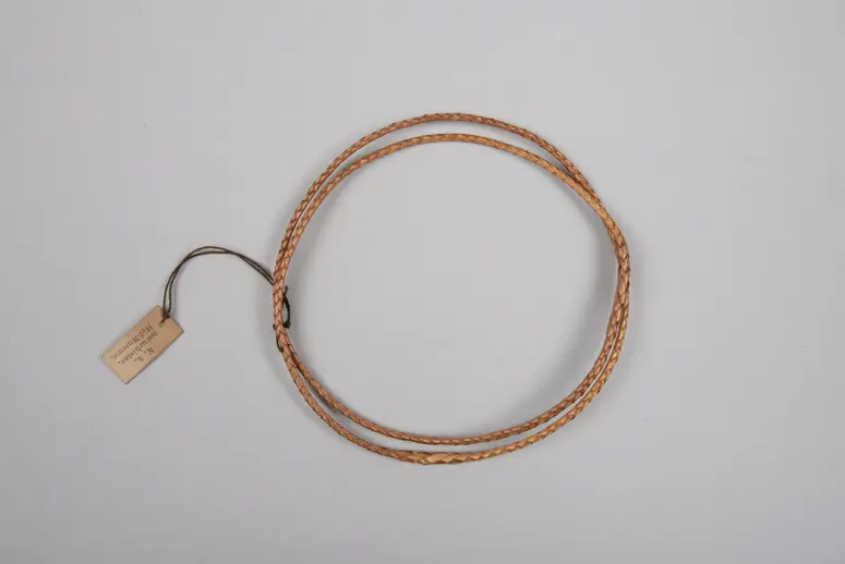 Zwei Armbänder