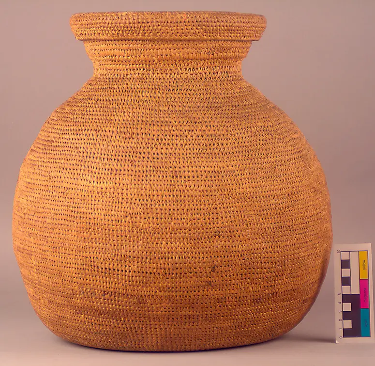 Basket with lid