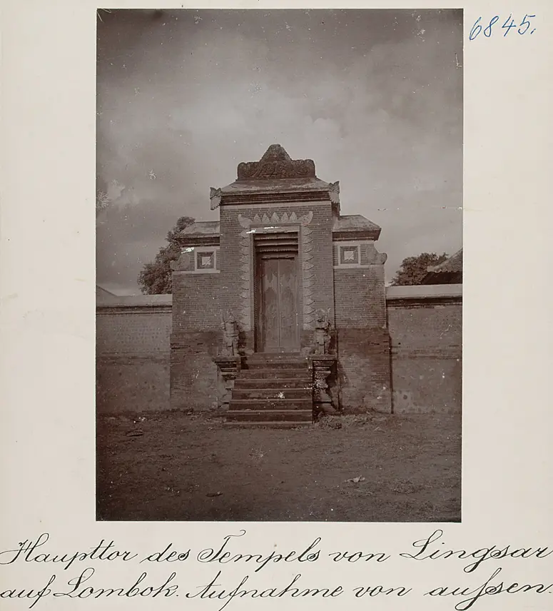 Haupttor des Tempels von Lingsar auf Lombok. Aufnahme von aussen